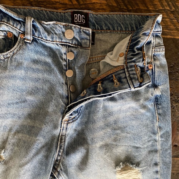 BDG High-waisted Slim Straight Jean In Distressed Vintage Denim Light - Picture 3 of 12